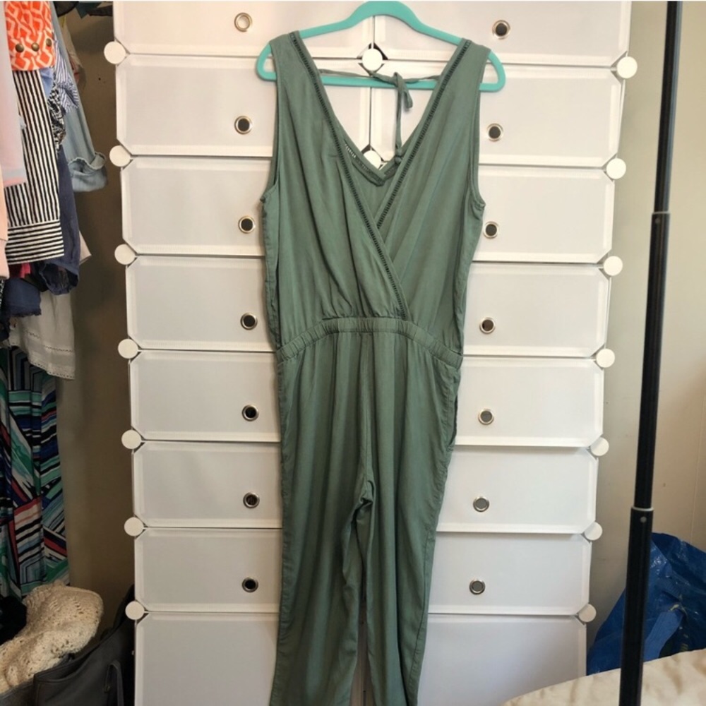Cloth & Stone • Green V-Neck Jumpsuit Sz M